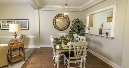 Quiet end home. Walk to Water Country, minutes to Busch Gardens, Pools & Golf