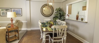 Quiet end home. Walk to Water Country, minutes to Busch Gardens, Pools & Golf