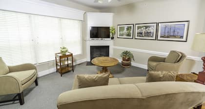 Quiet end home. Walk to Water Country, minutes to Busch Gardens, Pools & Golf