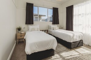 3 bedrooms, iron/ironing board, WiFi, bed sheets - Rophia Retreat in Fitzroy Village (New Plymouth)