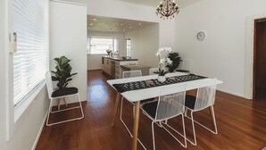 Dining - Rophia Retreat in Fitzroy Village (New Plymouth)