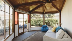 TV - Rophia Retreat in Fitzroy Village (New Plymouth)
