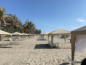 Ubicación cercana a la playa, tumbonas y toallas de playa