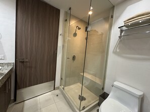 Dusche, Haartrockner, Handtücher, Seife