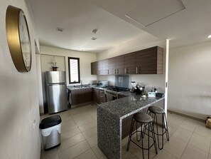 Frigorífico, microondas, horno y cafetera o tetera