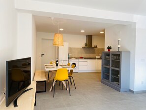 Een koelkast, een microgolfoven, een kookplaat, een vaatwasser