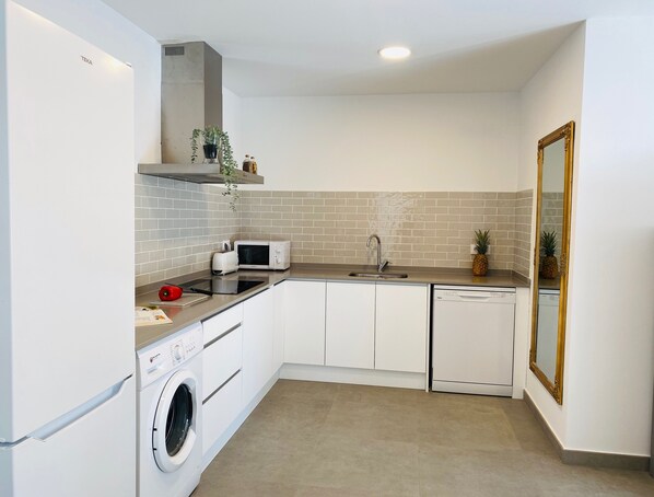 Een koelkast, een microgolfoven, een kookplaat, een vaatwasser