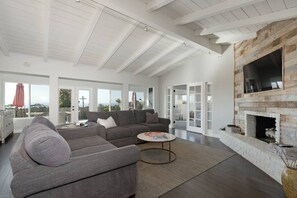 Smart TV, fireplace, offices - Ocean View Escape_3Bd, 2 Ba, Private Spa and Views (San Clemente)