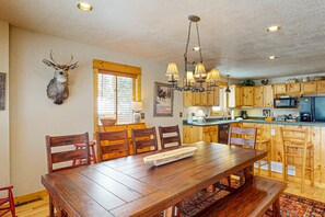 Dining - Dog-friendly mountain home with fireplace, firepit & ping-pong - great for kids (Tabernash)