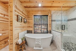 Badekar, hårtørrer, håndklæder