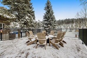 Outdoor dining - Lovely Studio Home w/Shared Hot Tub & Pool + Free WiFi/Game Room/Ping-Pong Table (Winter Park)