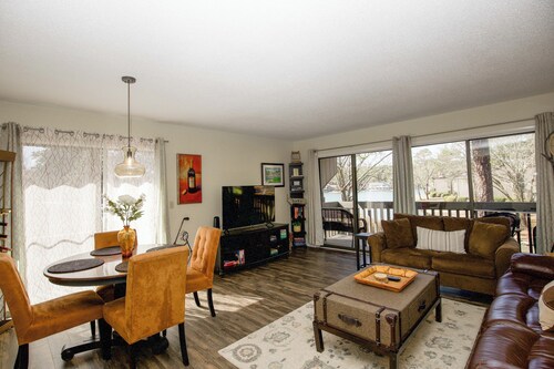 136 Lakeview - 2 bed/2 bath condo with access to the community pool!