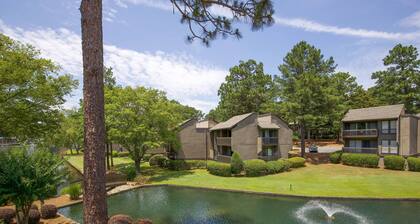 136 Lakeview - 2 bed/2 bath condo with access to the community pool!