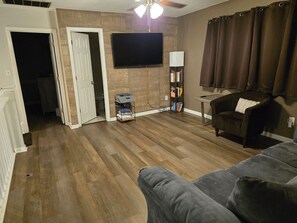 TV, fireplace - Spacious 3‑Bedroom Home with Open Loft — (Charlotte)