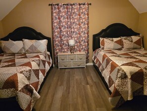 4 bedrooms, iron/ironing board, WiFi, bed sheets - Spacious 3‑Bedroom Home with Open Loft — (Charlotte)