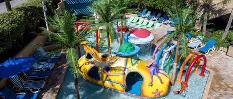 Innendørsbasseng og et oppvarmet basseng