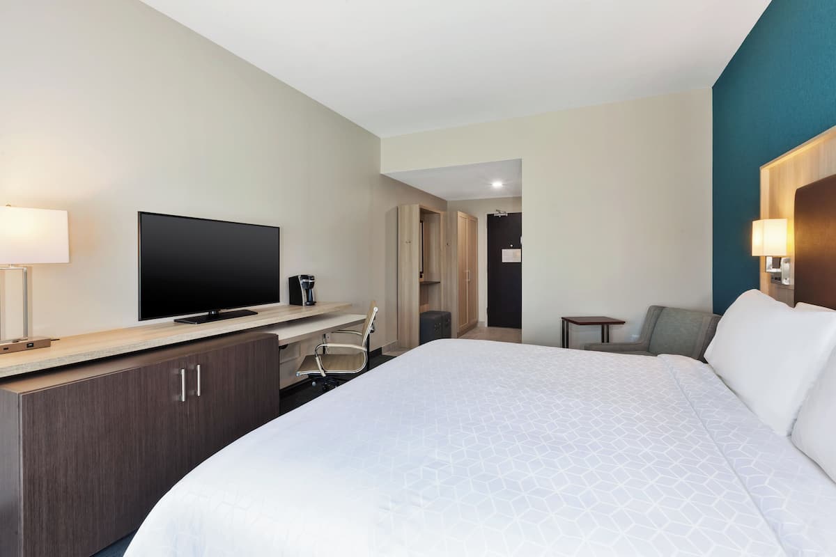 Standard Room, 1 King Bed | Desk, laptop workspace, blackout drapes, iron/ironing board