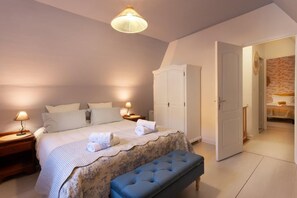 2 chambres, bureau, fer et planche à repasser, lit parapluie