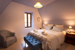 2 chambres, bureau, fer et planche à repasser, lit parapluie