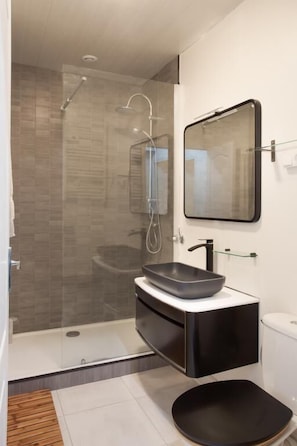 Douche, sèche-cheveux, serviettes fournies