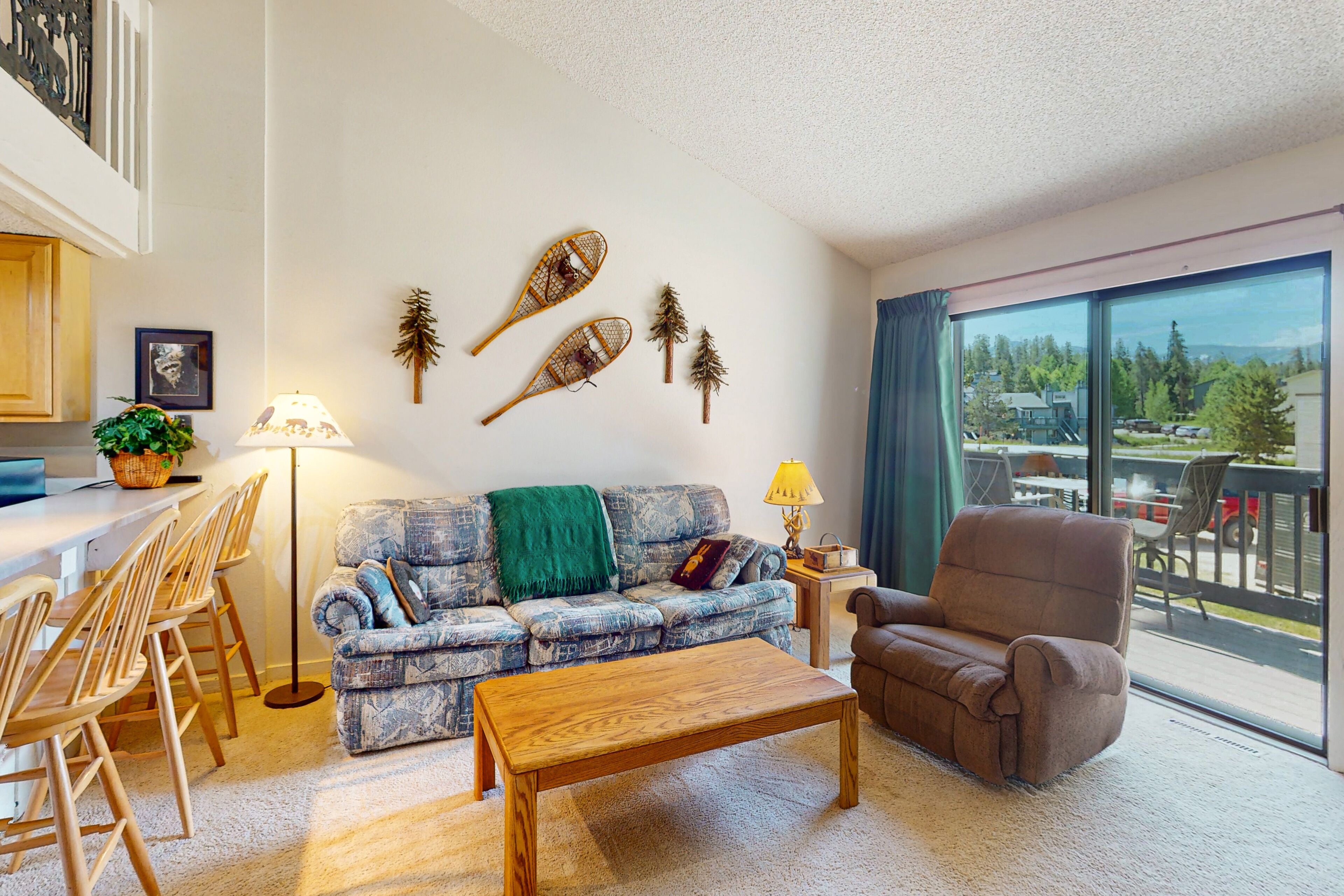 Spacious condo with loft, wood-burning fireplace & access to 2 hot tubs & pool