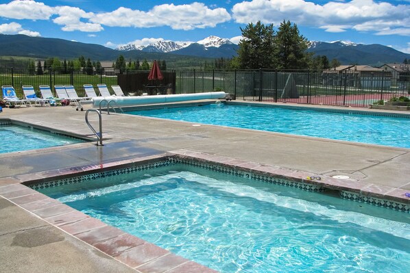 حمّام سباحة مُدفَّأ