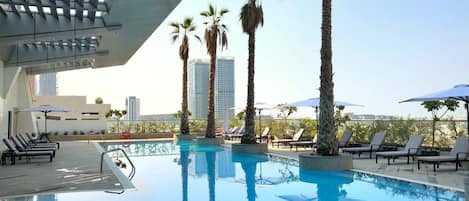 Una piscina al aire libre