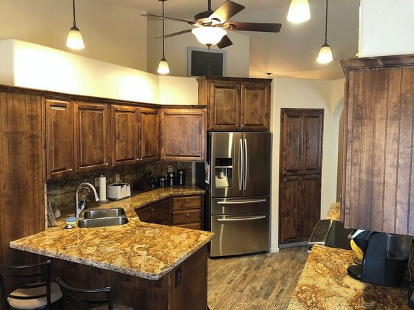 ثلاجة، ميكروويف، فرن، موقد طهي مسطح