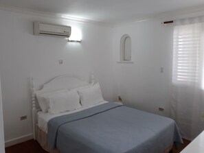 2 bedrooms, iron/ironing board, free WiFi, bed sheets - Town House with full ocean view.   (Negril)