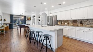 コーヒー / ティーメーカー、冷蔵庫、電子レンジ、オーブン