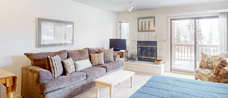 Een televisie, een open haard en een dvd-speler