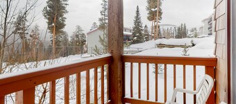 Simple & Lovely Studio with Wood Fireplace, WiFi & Mountain View Balcony