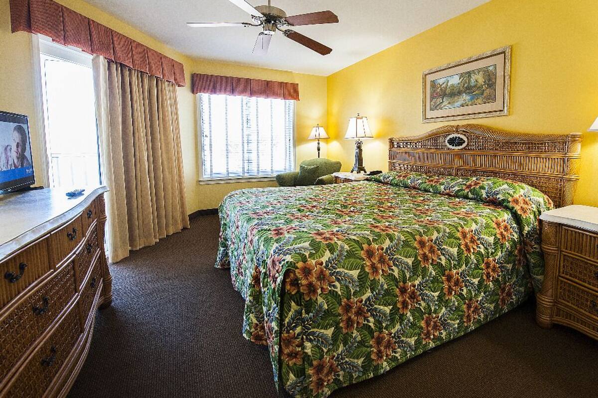 Soundside Holiday Beach Resort in Pensacola Beach: Find Hotel Reviews ...
