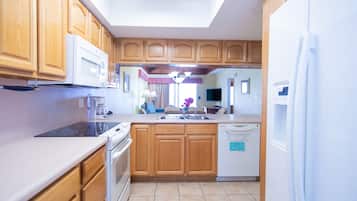 Lemari es, microwave, oven, dan kompor