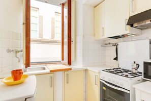 Een microgolfoven, een oven, een kookplaat