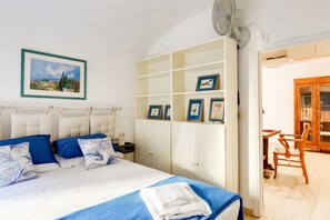 1 slaapkamer, een strijkplank/strijkijzer, wifi