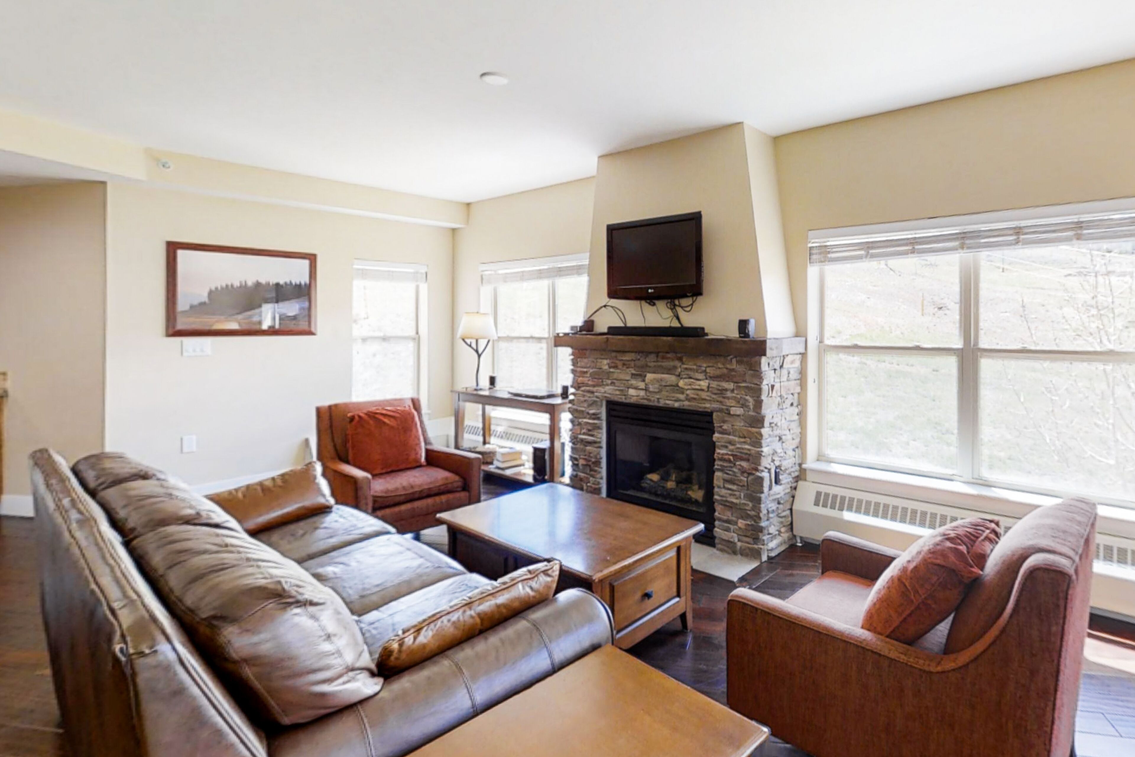 Wonderful mountain view home w/free WiFi, shared outdoor heated pool & hot tub