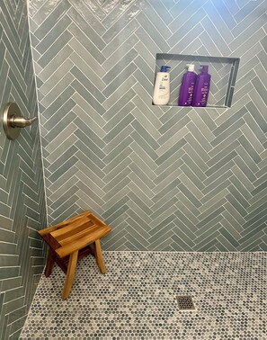 Ensemble baignoire-douche, séchoir à cheveux, serviettes fournies, savon