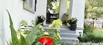 Charming downtown Aiken cottage close to restaurants and equestrian events!  