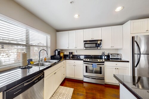 Family-friendly condo w/mountain & valley views, WiFi, shared pool, hot tub