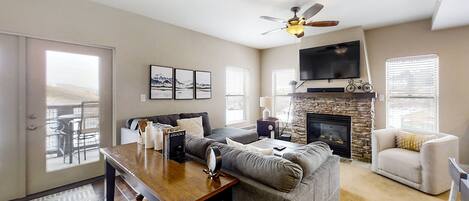 Een televisie, een open haard, een dvd-speler en boeken