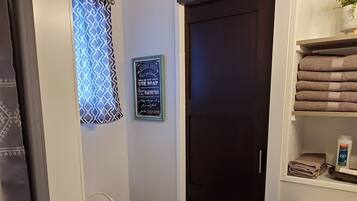 Dusche, Haartrockner, Handtücher, Seife