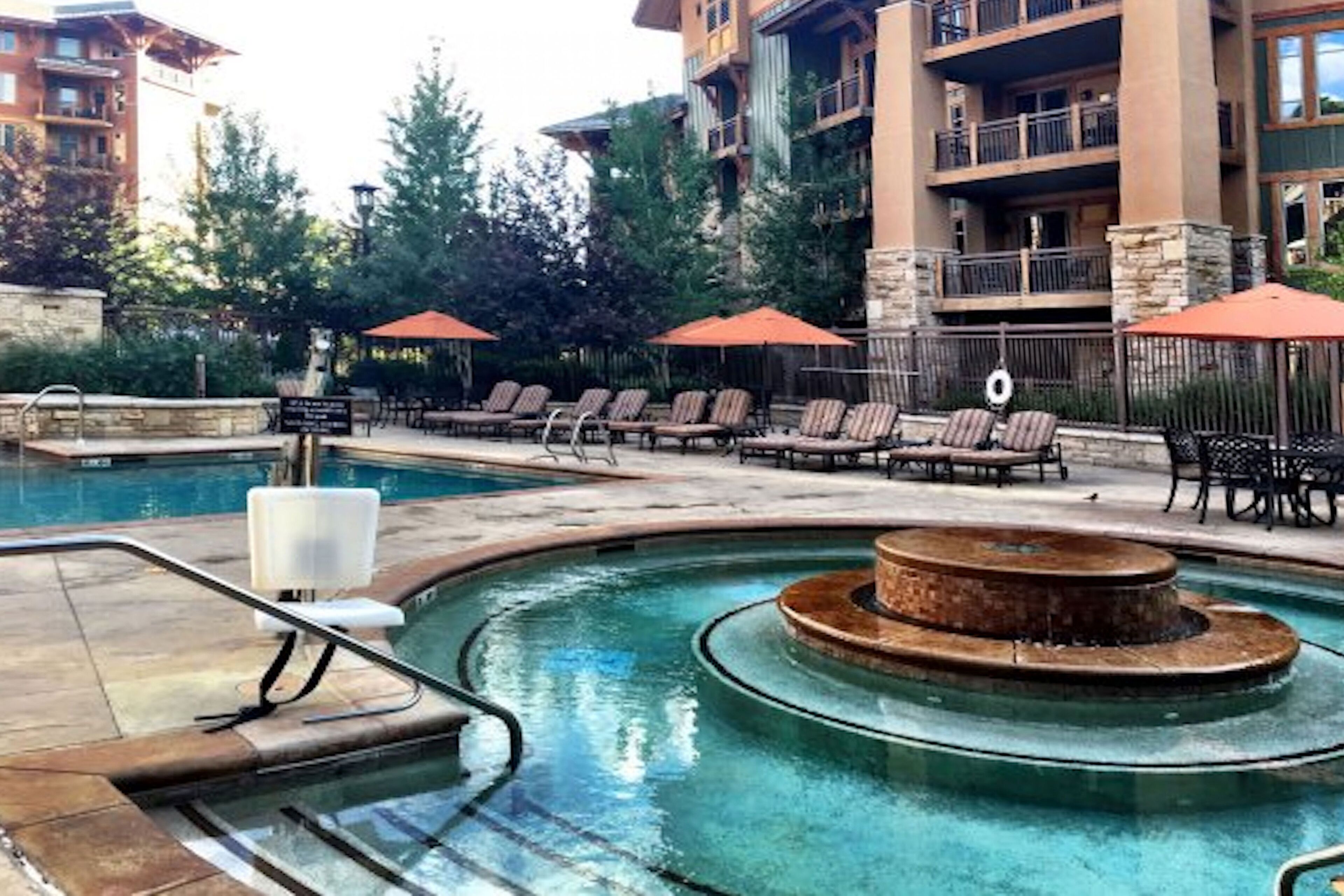 Lämmitetty uima-allas