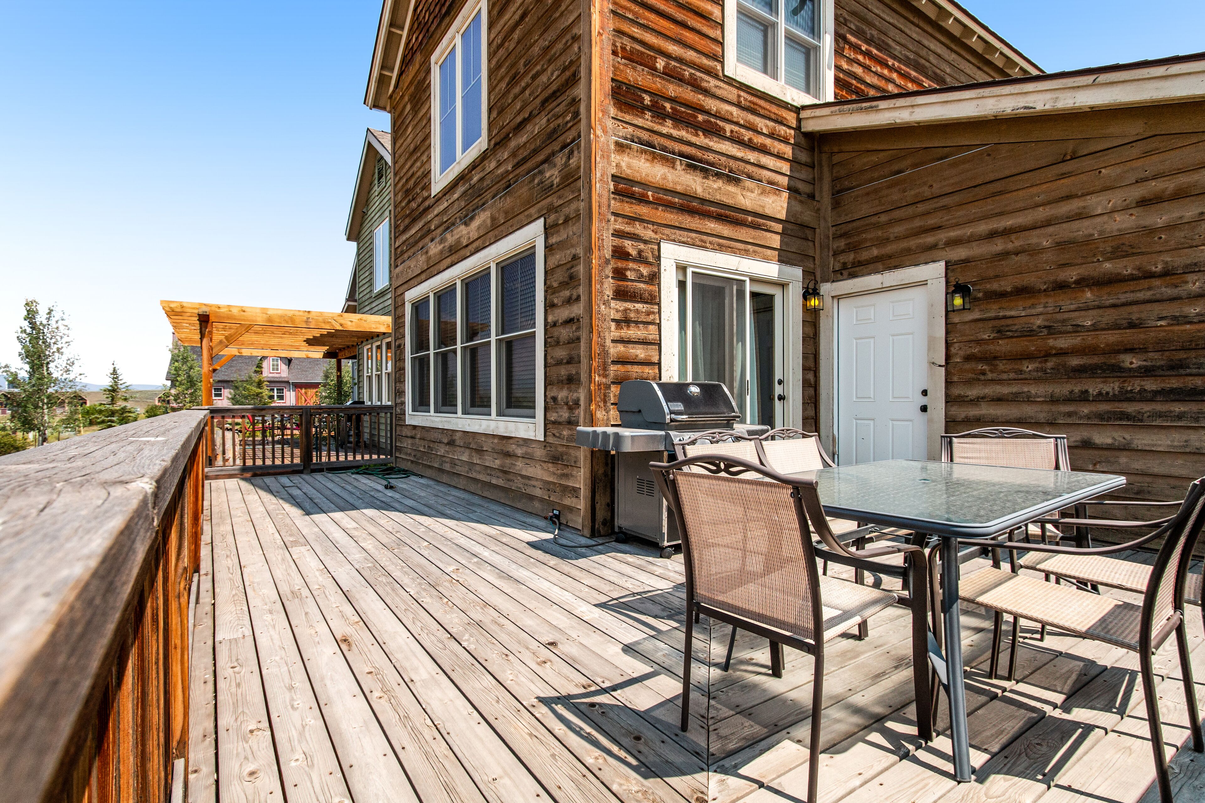 Beautiful Family Home w/Free WiFi, Private Washer/Dryer, Mountain Views - Dog ok