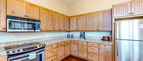 Een koelkast, een magnetron, een oven, een kookplaat