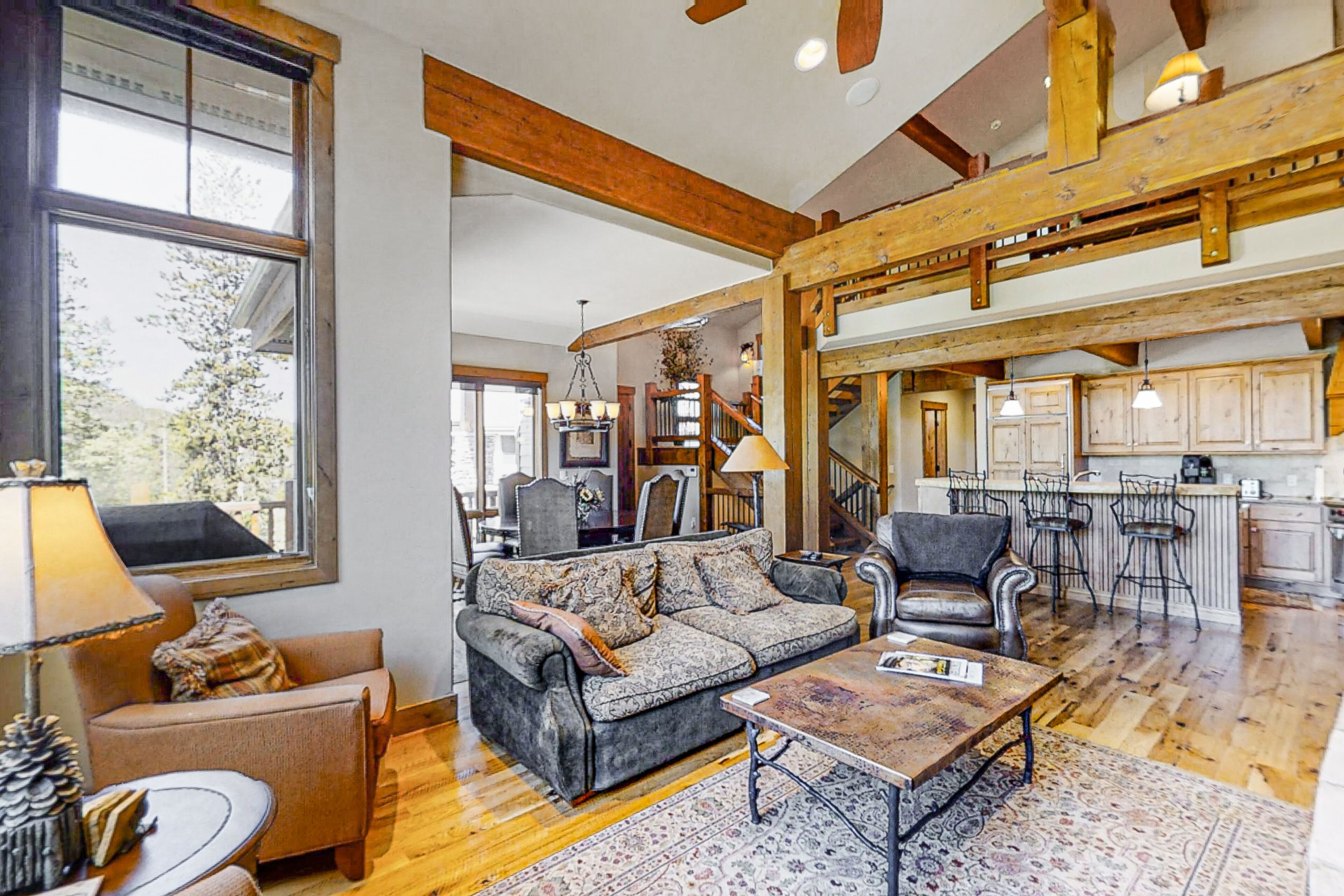 Amazing 5-Bedroom Home Featuring Private Hot Tub/Washer & Dryer/Free WiFi/Deck