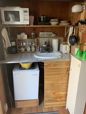 雪櫃、微波爐、咖啡機/沖茶器、多士爐