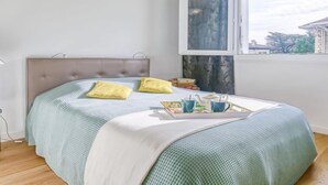 Een slaapkamer met een bed, een raam en uitzicht op de omgeving.