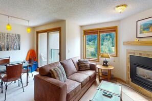 Fernseher, Kamin, DVD-Player, Tischfußball