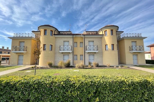 Unclassified image, 1 of 8, button